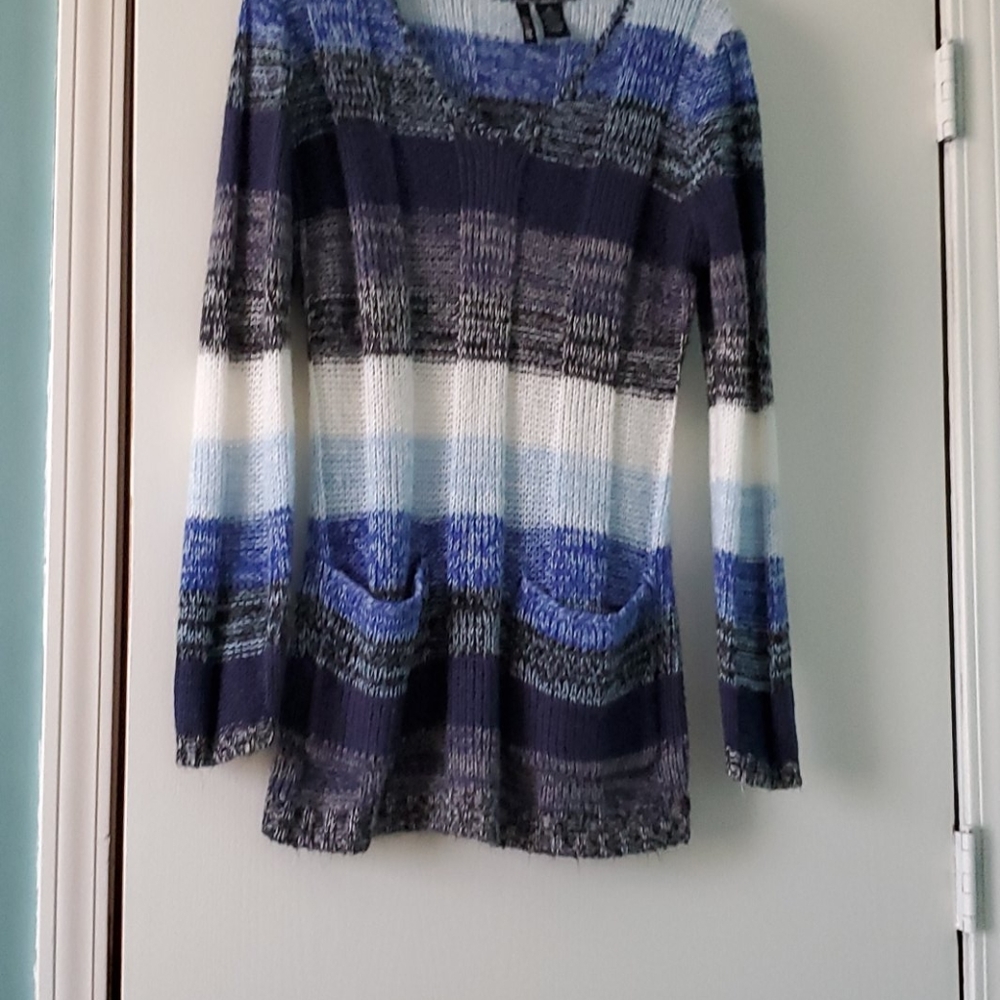 Long sleeve V-neck sweater with pockets